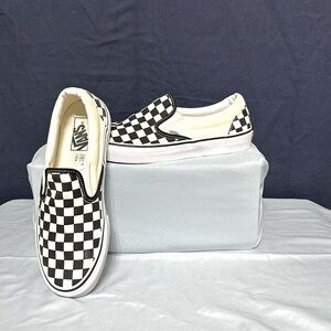 Vans checked pattern. Like new. Size 8. Shows little or no wear.
